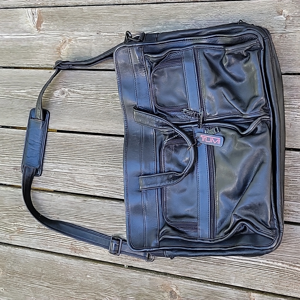 Tumi Leather Expandable Briefcase Lap Top Organizer Shoulder Bag.